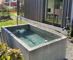 Beton-Badebrunnen Modern mit Wassereinlaufbogen, Stöpsel mit Pilz