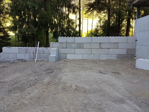 Blocksteinmauer